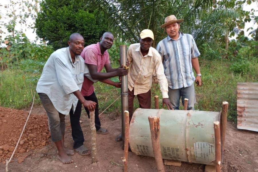 FFT volunteer Phuttiphum Arsanok helps farmers in Djakotomey, a town in Benin, adapt local materials to make equipment for organic fertilizers. 