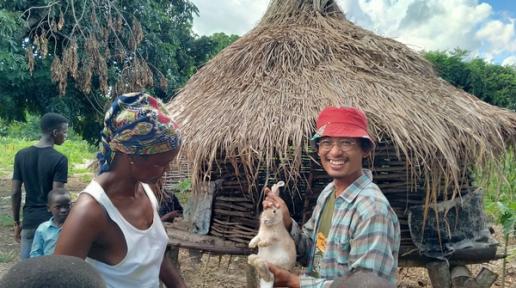 Friends from Thailand (FFT) volunteer Sompong Woragool helps farmers in Tuane, Mozambique, catch and raise rabbits in traditional cages.
